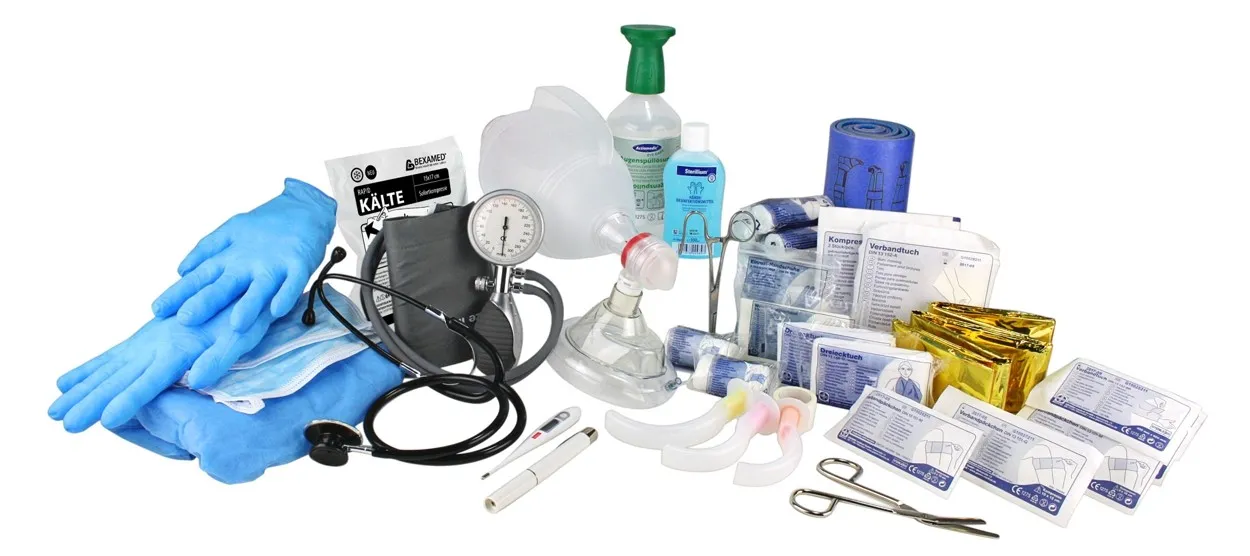 Set mit Defibrillator, 4-Jahres Batterie, Multifunktionselektroden, Notfalltasche und Füllsortiment für Erste Hilfe. 
