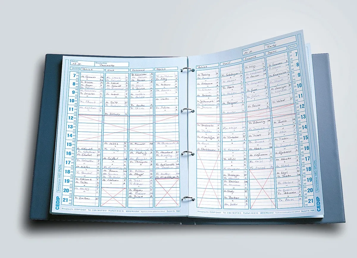 Datumsneutraler Terminplaner Med System als Ringbuch-Set. Der gesamte Tag wird auf einer Seite abgebildet mit 4 Behandlungsspalten pro Tag und einem 15-Minuten-Takt. Offenes Format: 51 x 30 cm. Das Set besteht aus 150 Einlegeblättern und einem Ringbuch.
