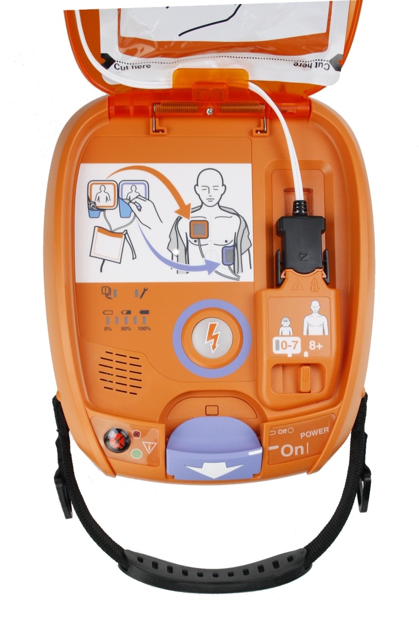 Geöffneter orangener Defibrillator mit schwarzem Griff von der Vorderseite.