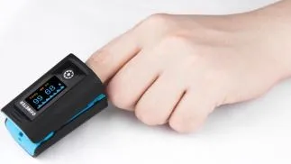 Schwarz blauer Pulsoximeter mit digitalem Display am Finger. 