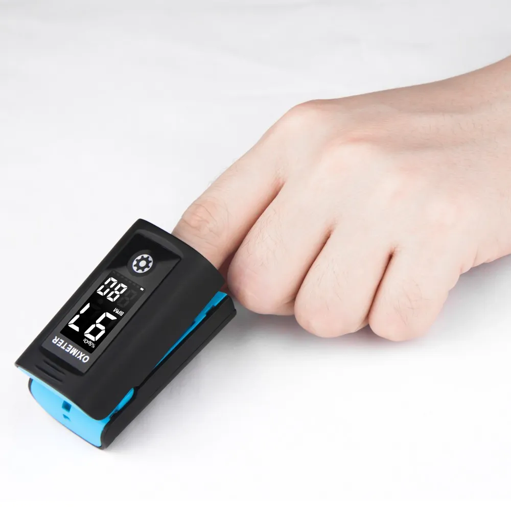 Schwarzer Pulsoximeter auf dem Finger mit Display.
