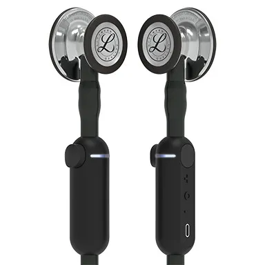 Nahaufnahme zweier Bruststücke vom Littmann Stethoskop.