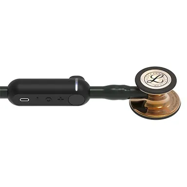 Nahaufnahme eines Bruststückes vom Littmann Stethoskop.