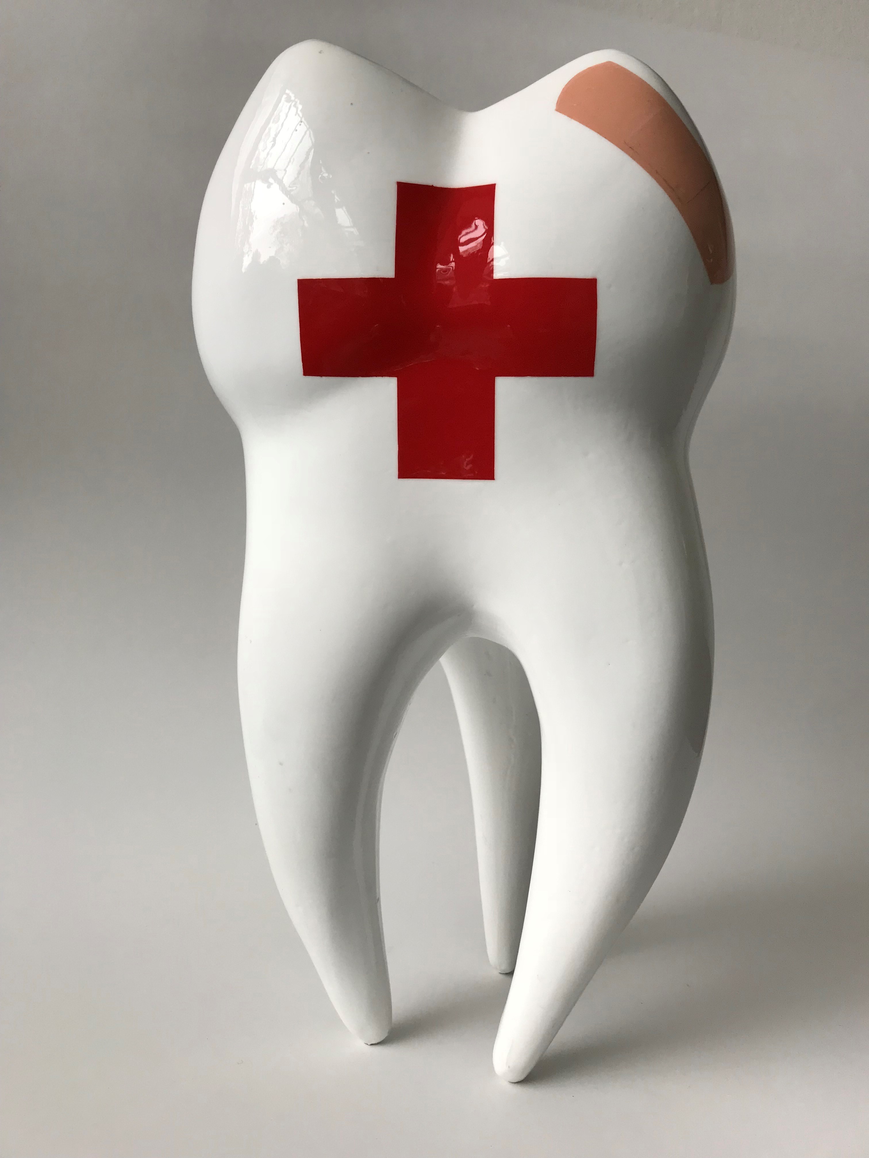 Zahnskulptur "Red Cross"
