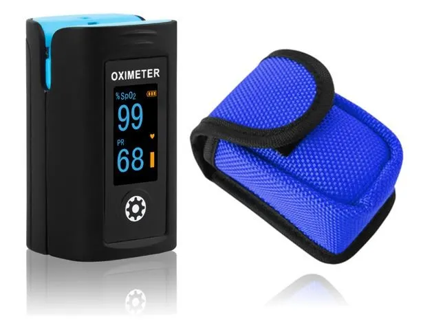 Schwarz blauer Pulsoximeter mit digitalem Display und Tasche. 
