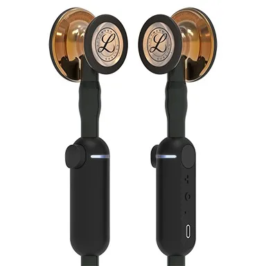 Nahaufnahme zweier Bruststücke vom Littmann Stethoskop.