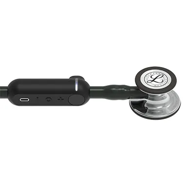 Nahaufnahme eines Bruststückes vom Littmann Stethoskop.